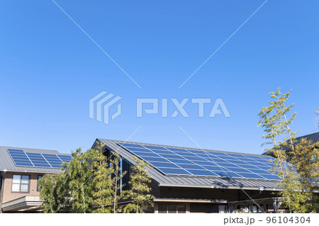 【環境イメージ】太陽光パネルが設置された住宅の屋根と快晴の青空 96104304