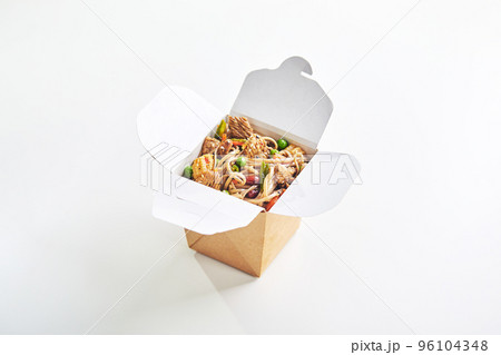 Wok with turkey meat, Soba noodles, paprika, mushrooms and carrot in take-out box 96104348