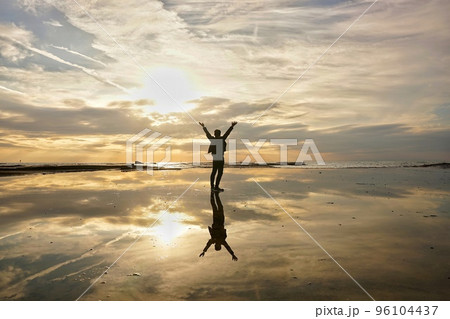 夕暮れの天神崎でリフレクション 96104437