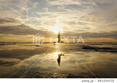 夕暮れの天神崎でリフレクション 96104439