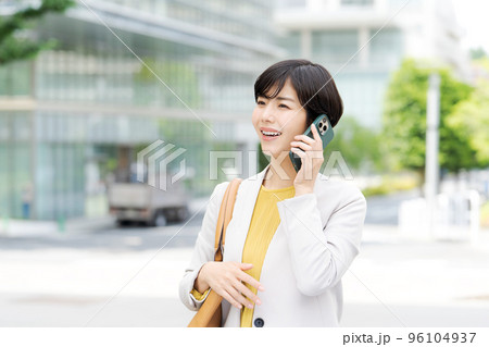 電話をする女性 屋外 電話をする女性 屋外 96104937