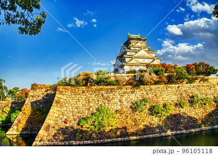 ゴールデンアワーに映える大阪城 96105118