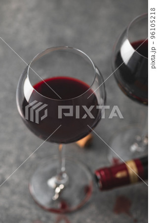 Red wine in glass 96105218