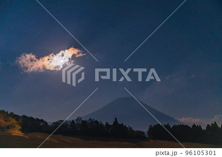 富士山麓に昇る月（おぼろ月）（皆既月食と天王星食の夜） 96105301