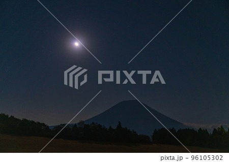 富士山麓に昇る満月(皆既月食と天王星食の夜) 富士山麓に昇る満月(皆既月食と天王星食の夜) 96105302