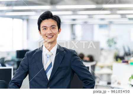 オフィスで胸を張る若手ビジネスマン 96105450