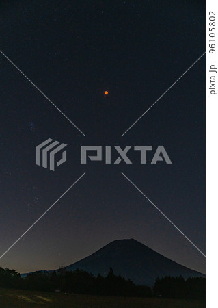 （静岡県）富士山上方の皆既月食と天王星食 96105802