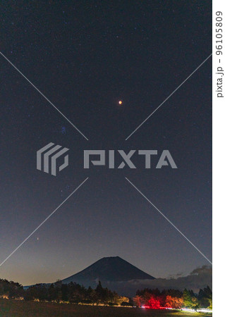 (静岡県)富士山上方の皆既月食と天王星食 (静岡県)富士山上方の皆既月食と天王星食 96105809