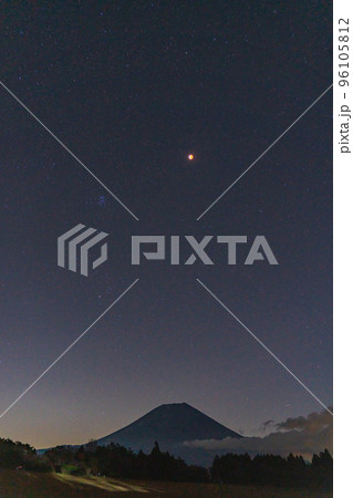 （静岡県）富士山上方の皆既月食と天王星食 96105812