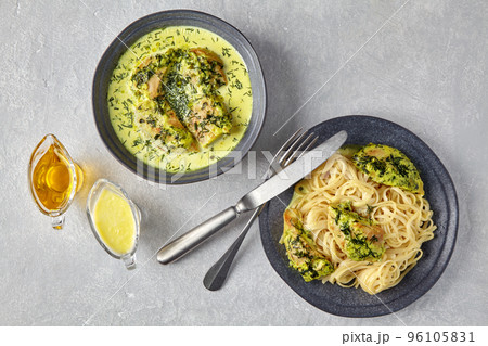 Plate of spaghetti with fried chicken, baked with herbs and cream sauce 96105831