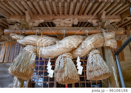 赤猪岩神社　拝殿の注連縄　鳥取県西伯郡南部町寺内 96106198