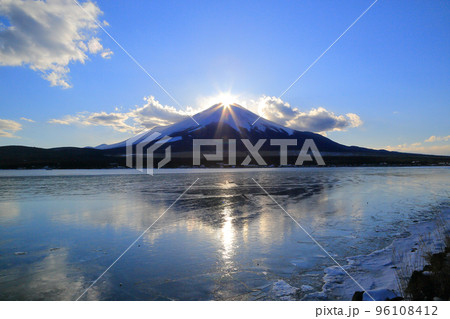 山中湖からのダイヤモンド富士 96108412