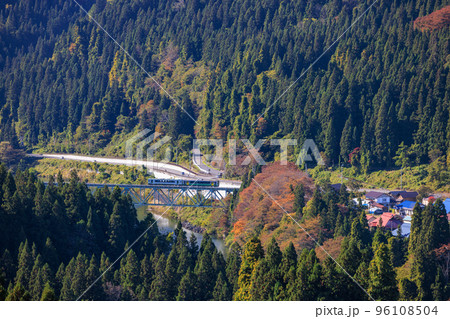 第二只見川橋梁を渡る列車と山並み 第二只見川橋梁を渡る列車と山並み 96108504