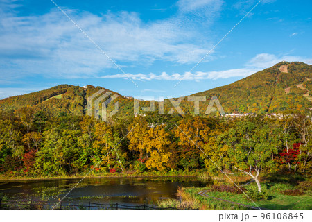 《長野県》紅葉の志賀高原蓮池 《長野県》紅葉の志賀高原蓮池 96108845