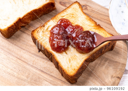 デニッシュ食パンにいちごジャムを塗る 96109192
