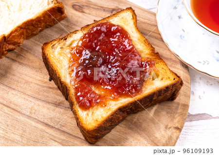 デニッシュ食パンにいちごジャムを塗る 96109193