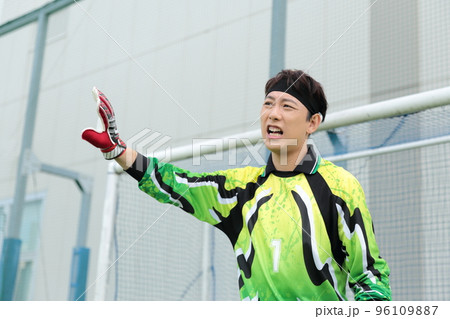 ゴールを守るキーパーの男性 96109887