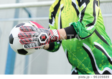 サッカーボールをキャッチするゴールキーパーの男性 96109889