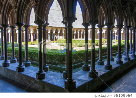 モンサンミッシェルの修道院の回廊 モンサンミッシェルの修道院の回廊 96109964