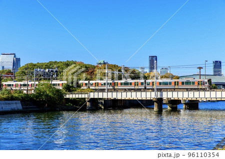 大阪城をバックに走るJR西日本大阪環状線323系電車 96110354