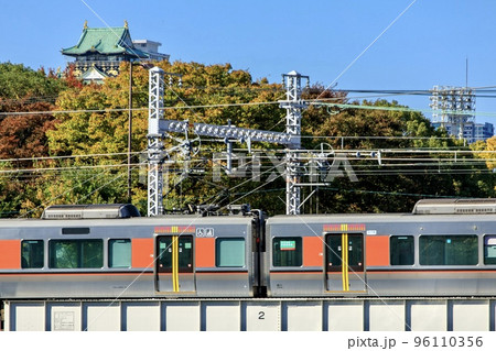大阪城をバックに走るJR西日本大阪環状線323系電車 大阪城をバックに走るJR西日本大阪環状線323系電車 96110356