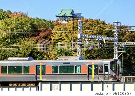 大阪城をバックに走るJR西日本大阪環状線323系電車 大阪城をバックに走るJR西日本大阪環状線323系電車 96110357