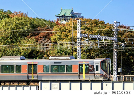 大阪城をバックに走るJR西日本大阪環状線323系電車 96110358
