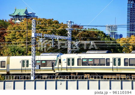 大阪城をバックに走るJR西日本大阪環状線221系電車 大阪城をバックに走るJR西日本大阪環状線221系電車 96110394