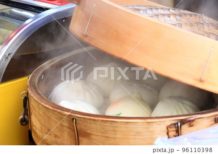 蒸しあがったホカホカの豚まん あったかい肉まん 蒸しあがったホカホカの豚まん あったかい肉まん 96110398