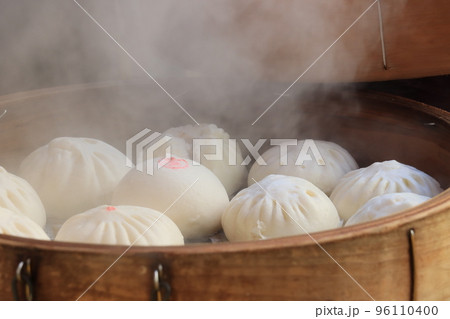 蒸しあがったホカホカの豚まん あったかい肉まん 蒸しあがったホカホカの豚まん あったかい肉まん 96110400