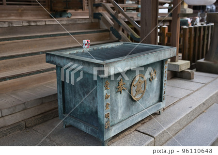 金刀比羅宮の賽銭箱 金刀比羅宮の賽銭箱 96110648