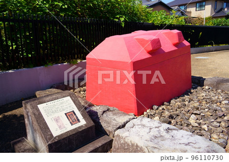 斑鳩文化財センターに展示されている藤ノ木古墳の家形石棺のレプリカ（奈良県斑鳩町） 96110730