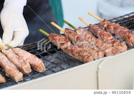 牛肉の串焼き　串焼き　焼き立て　テイクアウト 96110859