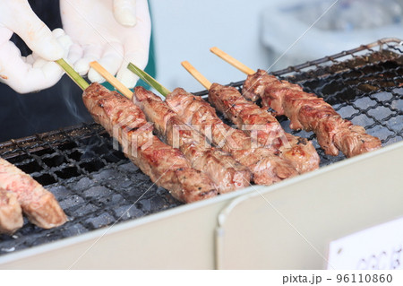 牛肉の串焼き　串焼き　焼き立て　テイクアウト 96110860
