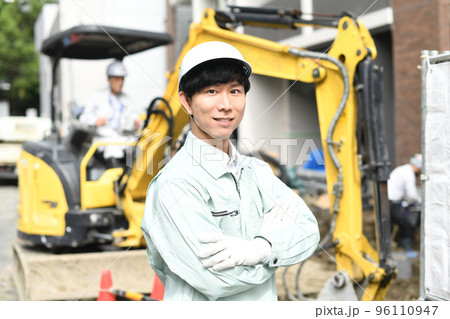 建築現場で働く腕組みをする若い男性作業員 96110947