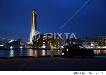 輸入車と海峡ゆめタワー夜景 96112064