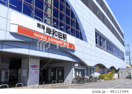 大阪府岸和田市　青空の南海本線岸和田駅 96112494