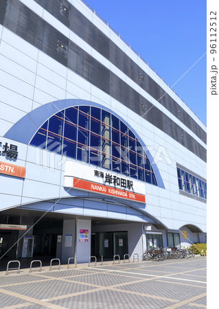 大阪府岸和田市　青空の南海本線岸和田駅 96112512