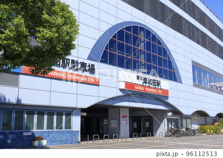 大阪府岸和田市　青空の南海本線岸和田駅 96112513