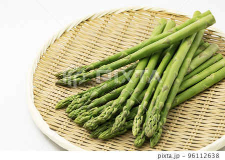 白バックでざるに乗せたグリーンアスパラガス 96112638