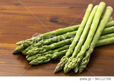板に置いたグリーンアスパラガス 96112706