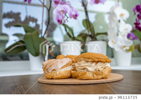 caramel dessert wreath filled with cream 96113735