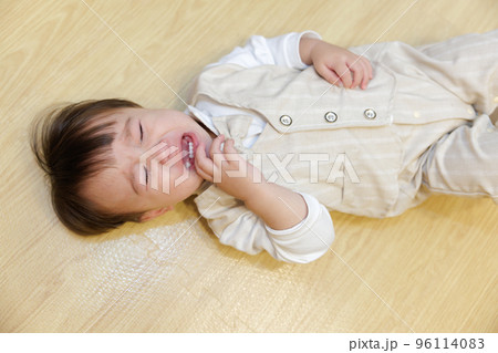 泣く子供　2歳 96114083