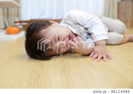 泣く子供　2歳 96114089