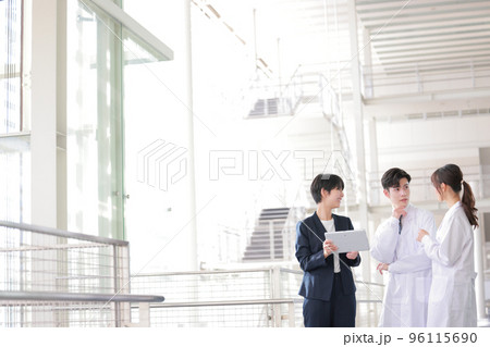 MRと話す中で医薬品についての話し合う男女の医師_1 MRと話す中で医薬品についての話し合う男女の医師_1 96115690