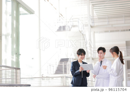 MRに医薬品の薬効について話す男性医師_1 96115704