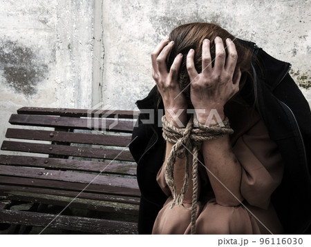 The bound prisoner sit on the bench 96116030