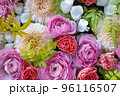 ピンクと白の花のアレンジメント 96116507