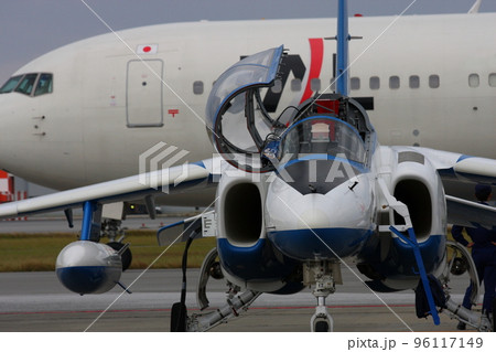 駐機中の、T-4ブルーインパルス使用機（2008年那覇基地航空祭） 96117149