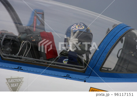 ブルーインパルスのコックピット（2008年那覇基地航空祭） 96117151
